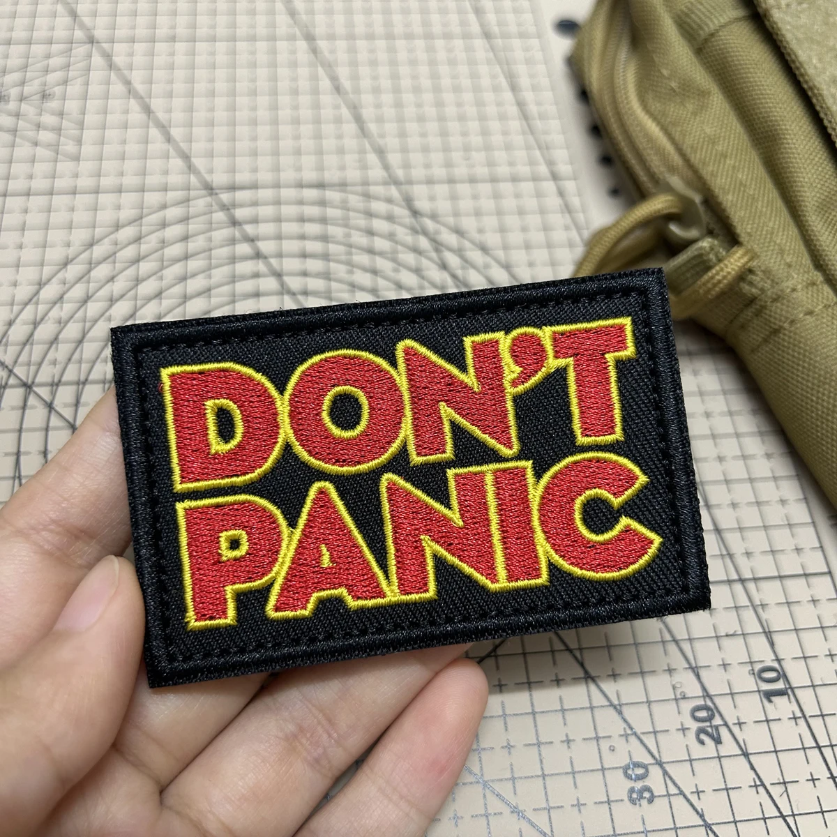 DON'T PANIC black and red color matching hook-and-loop embroidery patch is used for clothes, bags, hats and decorative gifts.