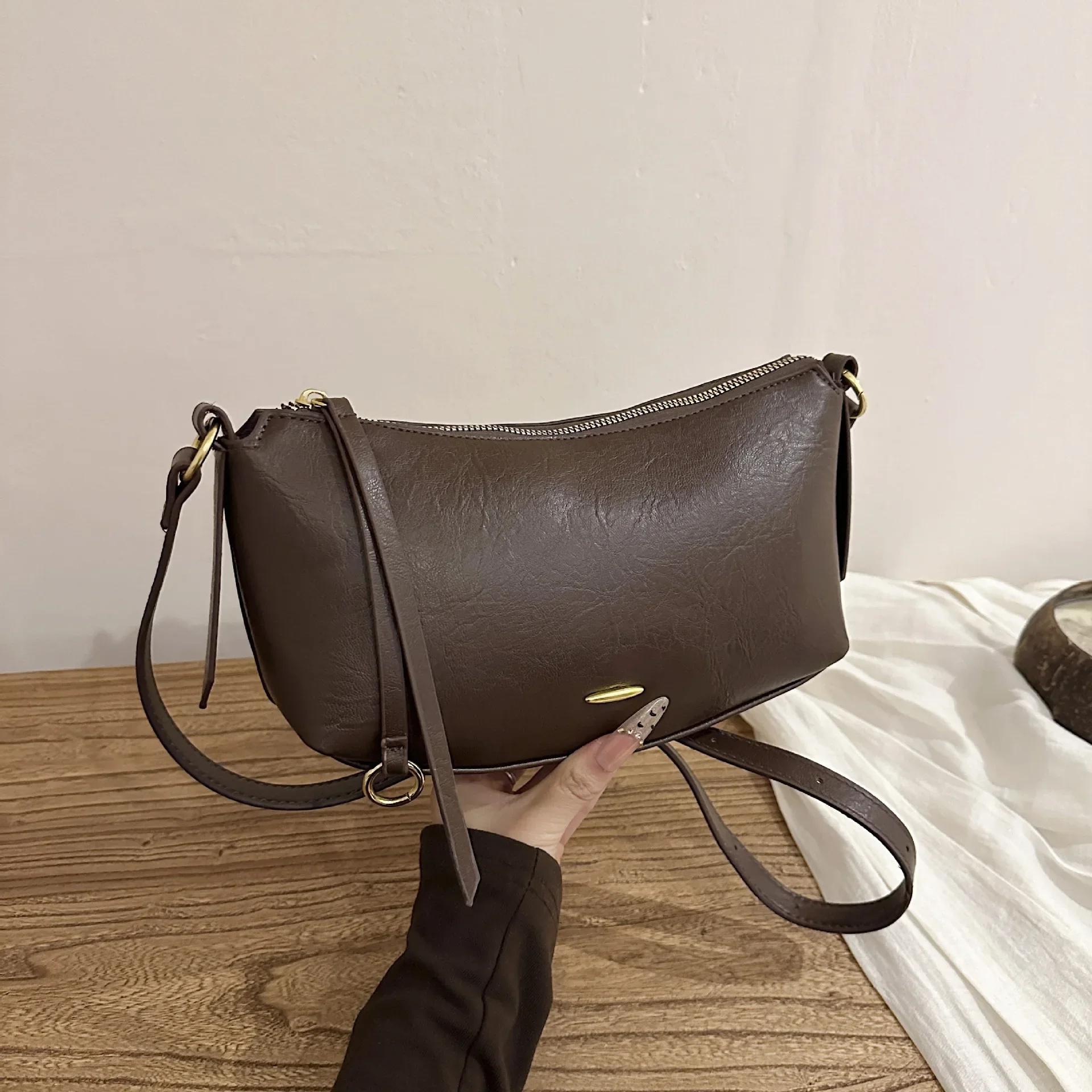 

Новая дизайнерская ретро-сумка 2026 года: универсальная, компактная, стильная, высококачественная, для повседневной носки и работы, сумка-мессенджер