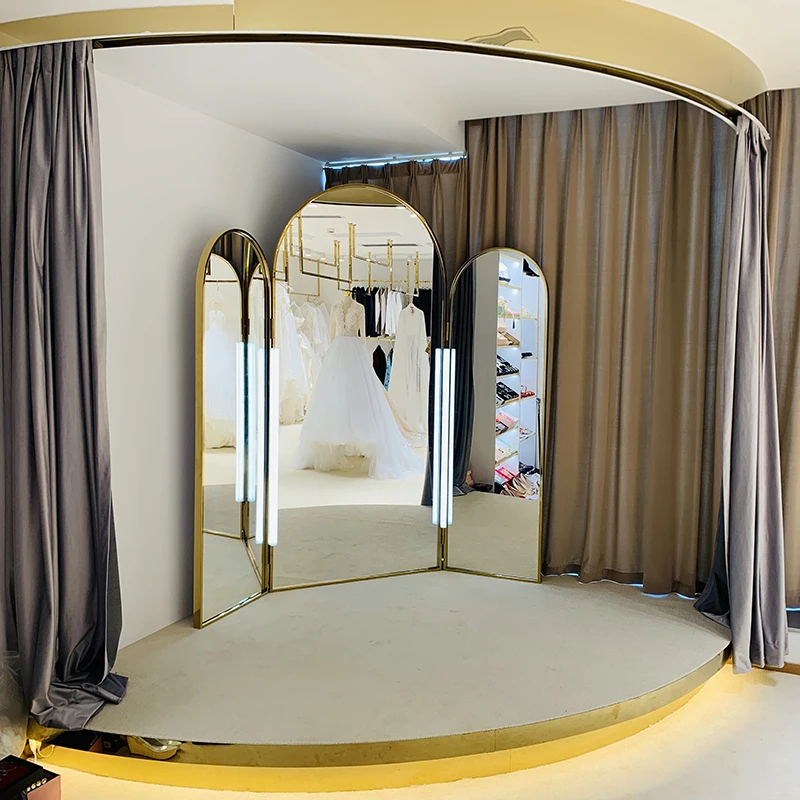 Personalizzato. Personalizzato. Personalizzato. Dimensioni complete Personalizza Negozio di abiti da sposa Hree Fold Colore oro Grande specchio con struttura in metallo a pavimento a figura intera