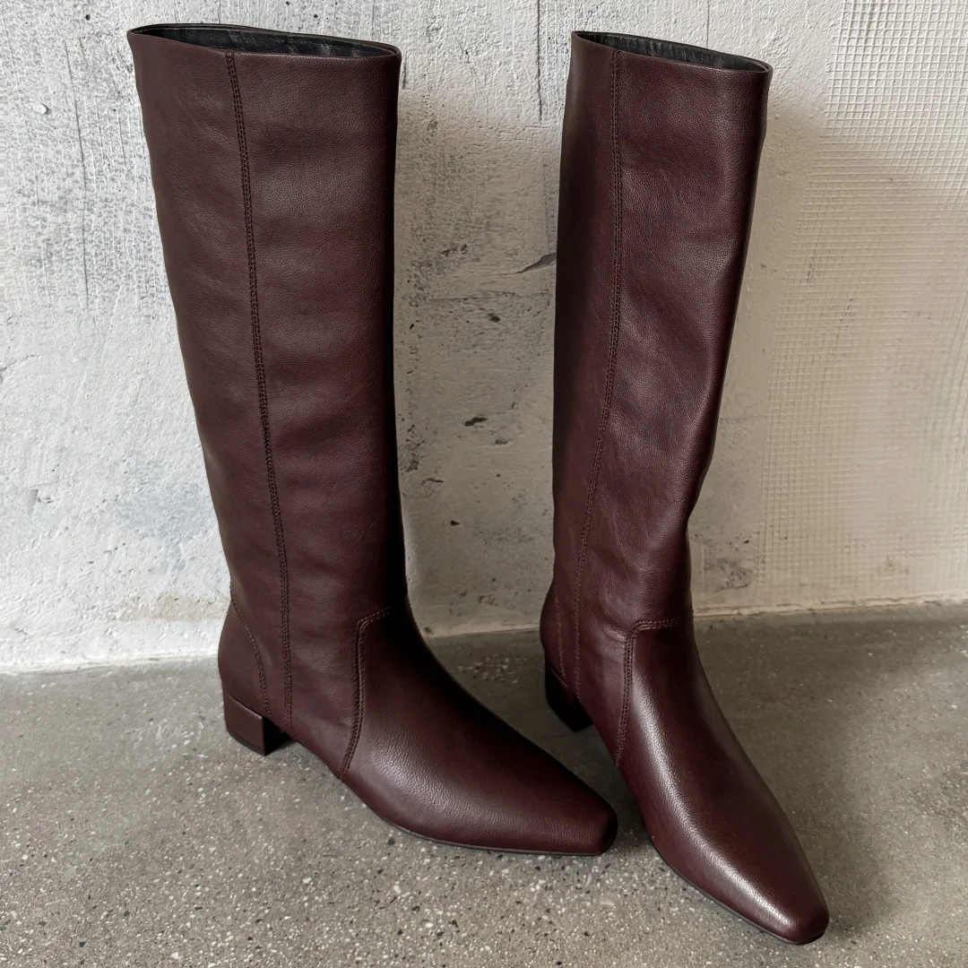 أحذية نسائية من الجلد الطبيعي بمقدمة مربعة سهلة الارتداء للخريف أحذية عالية الجودة ناعمة ومريحة أحذية طويلة غير رسمية للنساء #3