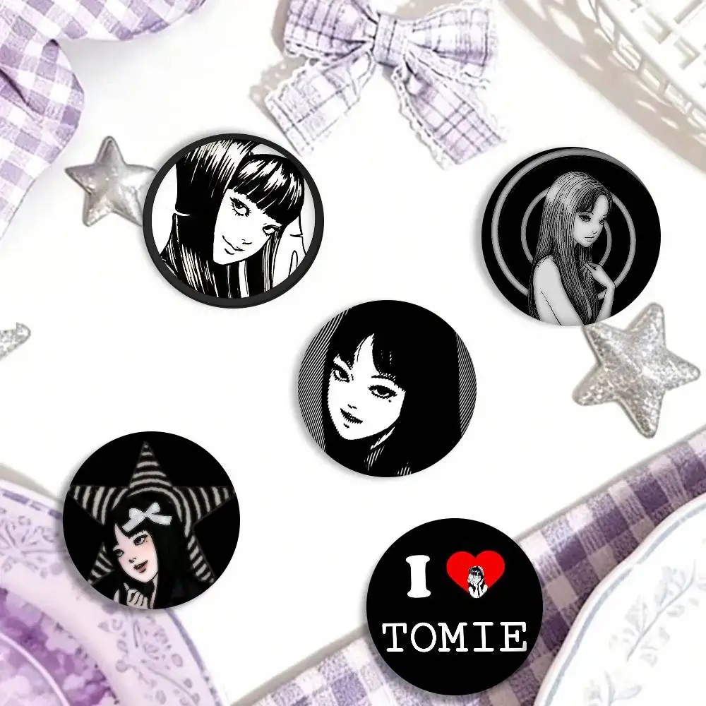 Badge broche en fer blanc fait main, motif T-Tomie ANIME, figurine anime mignonne, pour sac à dos, vêtements, ornement de poitrine, cadeaux