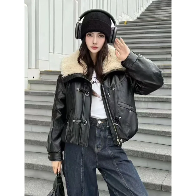 سترة نسائية من جلد البولي يوريثان على طراز هونج كونج سترة جلدية بياقة من جلد الخراف سترة شتوية جديدة خفيفة دافئة نمط التغلب في معطف خارجي