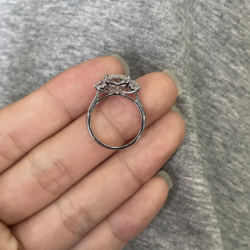 IGI-zertifizierter Platin-950-Dreisteinring mit 3 Karat Hauptstein, DEF VS-VVS Laborgezüchteter Diamant, Eleganter Damen-Verlobungsring – Detail 7
