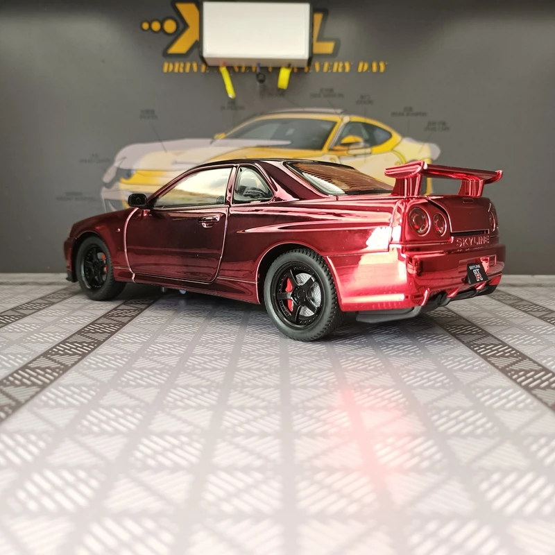 1:24 Nissan GT-R34 modelo de coche de aleación galvanizada ornamento, puertas y capó del motor, el maletero se puede abrir con regalos de sonido y luz