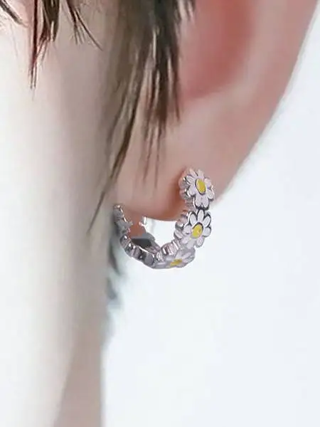 Retro Daisy Earrings 925 Silver Unisex Elegant Korean Style  Trendy People Ear Jewelry Handmade Plated Silver Floral