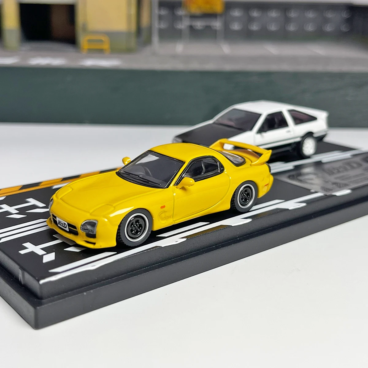 

Высокоэтажная коллекция 1:64 RX7 + NSX AE86 RX7, четыре цвета в 2025 году, подарочная масштабная модель автомобиля