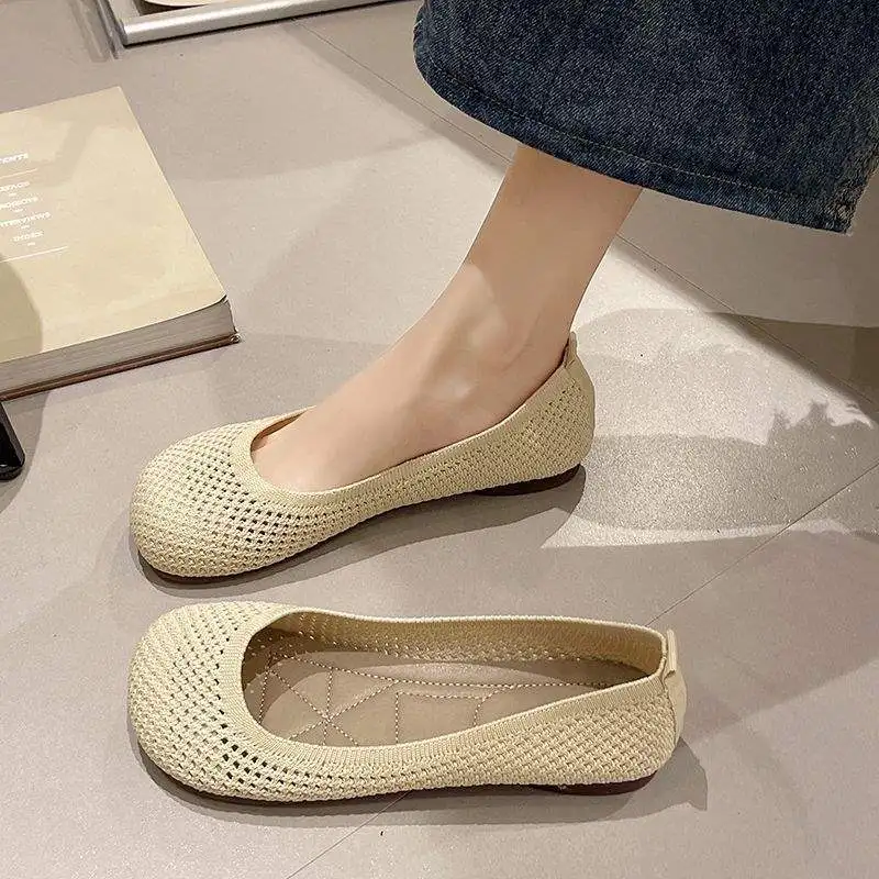 Spring and summer new retro women's shoes with round toe flat bottom, fly weave, breathable soft sole, one foot kick, bean shoes