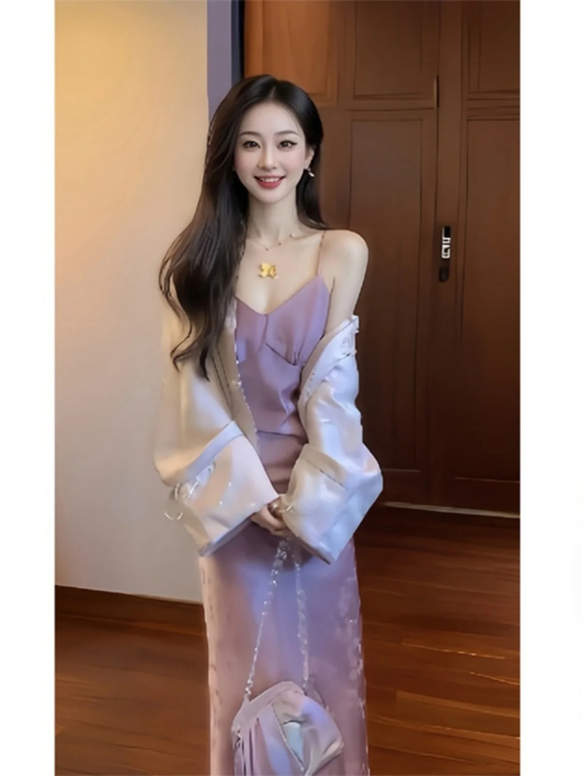 

Новый комплект в китайском стиле: фиолетовая куртка и платье. Элегантный двухсоставный наряд из хлопковой смеси с длинными рукавами и V-образным вырезом. Удобная осенняя одежда.