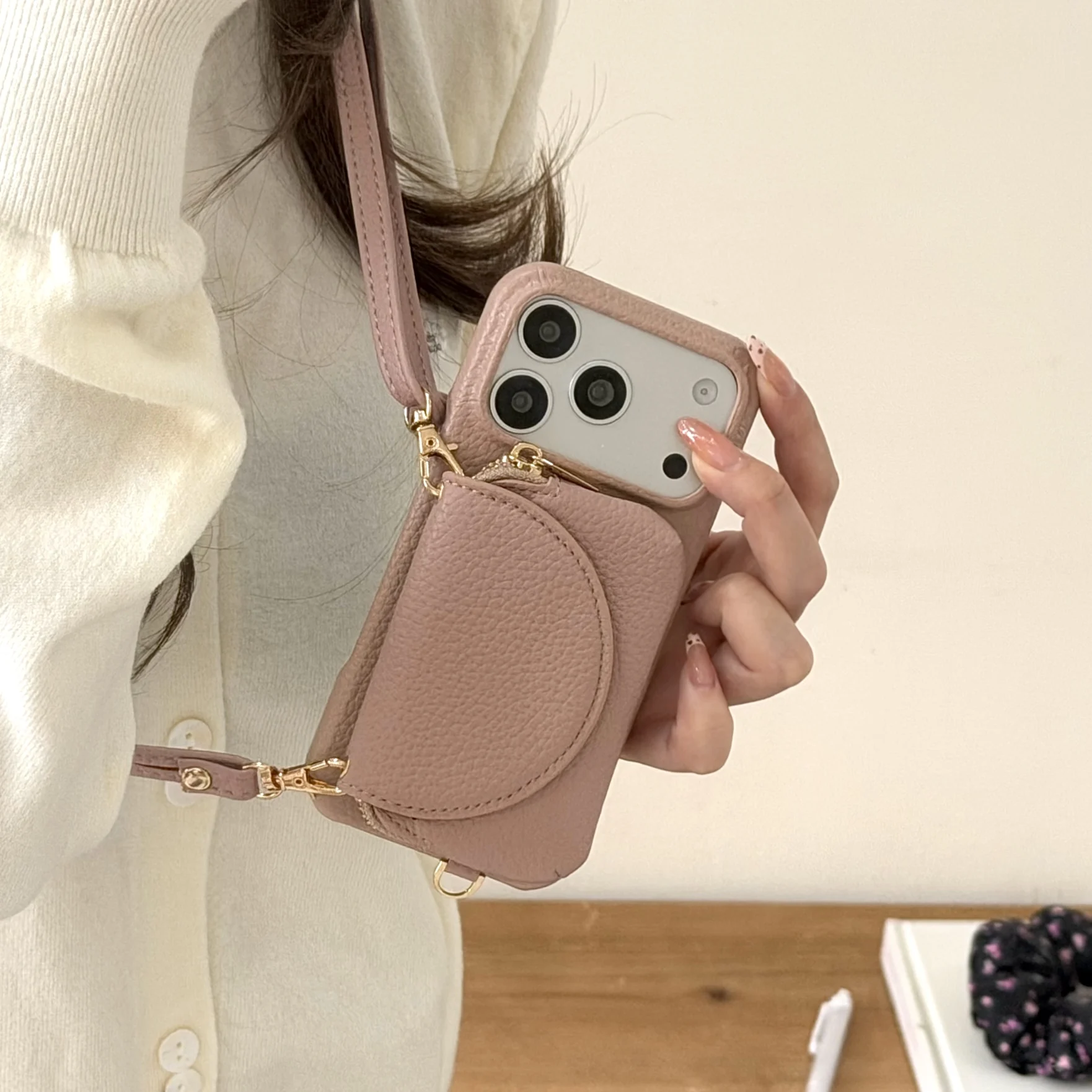 Etui na telefon iPhone 18 17 Pro Max 16 15 14 13 12 11 z paskiem na ramię, skórzanym paskiem, przegródkami na karty i wbudowanym lusterkiem do makijażu. — zdjęcie produktu 3