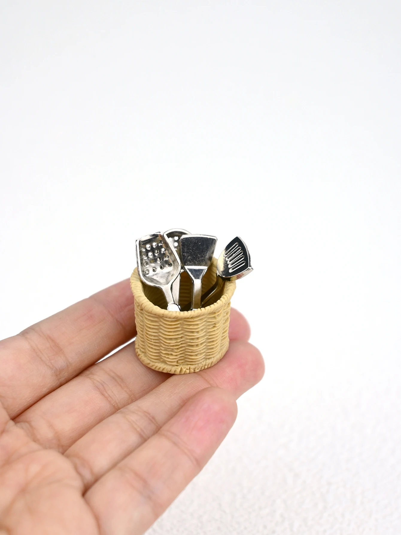 

A Set of Four Miniature Kitchen Utensils, Dollhouse Accessories, Model House Dollhouse Decoration, Photography Props, Micro-Landscape Decorations, Miniatures Decoration, Small Gifts, Home Decor Items