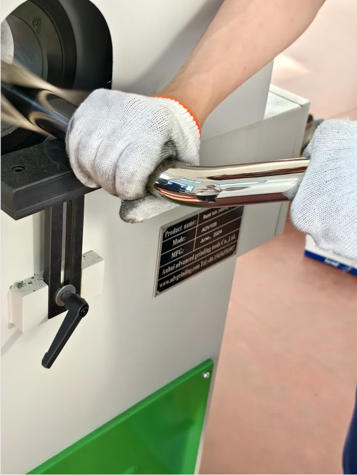 Edelstahl-Poliermaschine für gebogenes Rohr, Rohrbandschleifer für die Spiegelabschluss