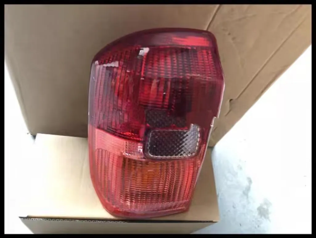 

Задний фонарь стоп-сигнала, указатель поворота, габаритный огонь для Toyota RAV4 2004-2005