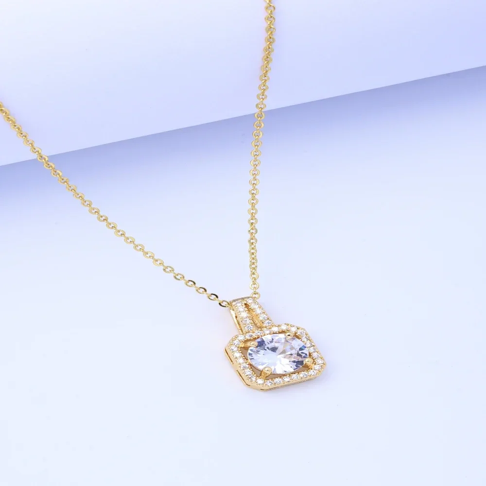 Japanese and Korean Trendy Women's Jewelry: Geometric Square Zircon Pendant Necklace, Titanium Steel Clavicle Chain Decoration