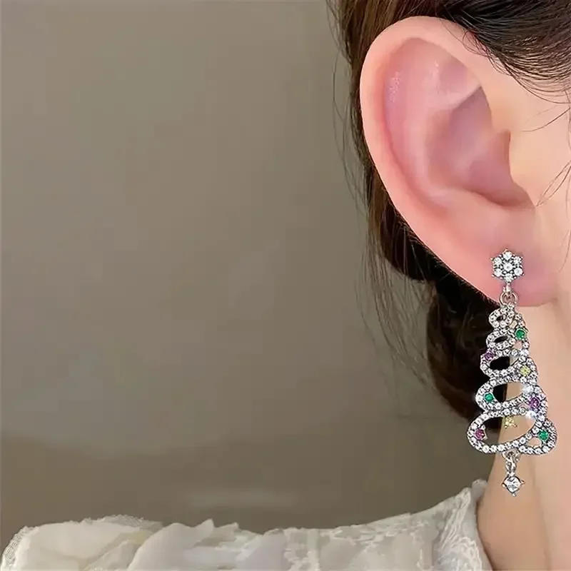 Huitan Ästhetische Bunte Kubische Zirkonia Weihnachtsbaum-Ohrhänger für Frauen, Hohles Kreuz, Party, Festival, Eleganter Schmuck – Detail 4