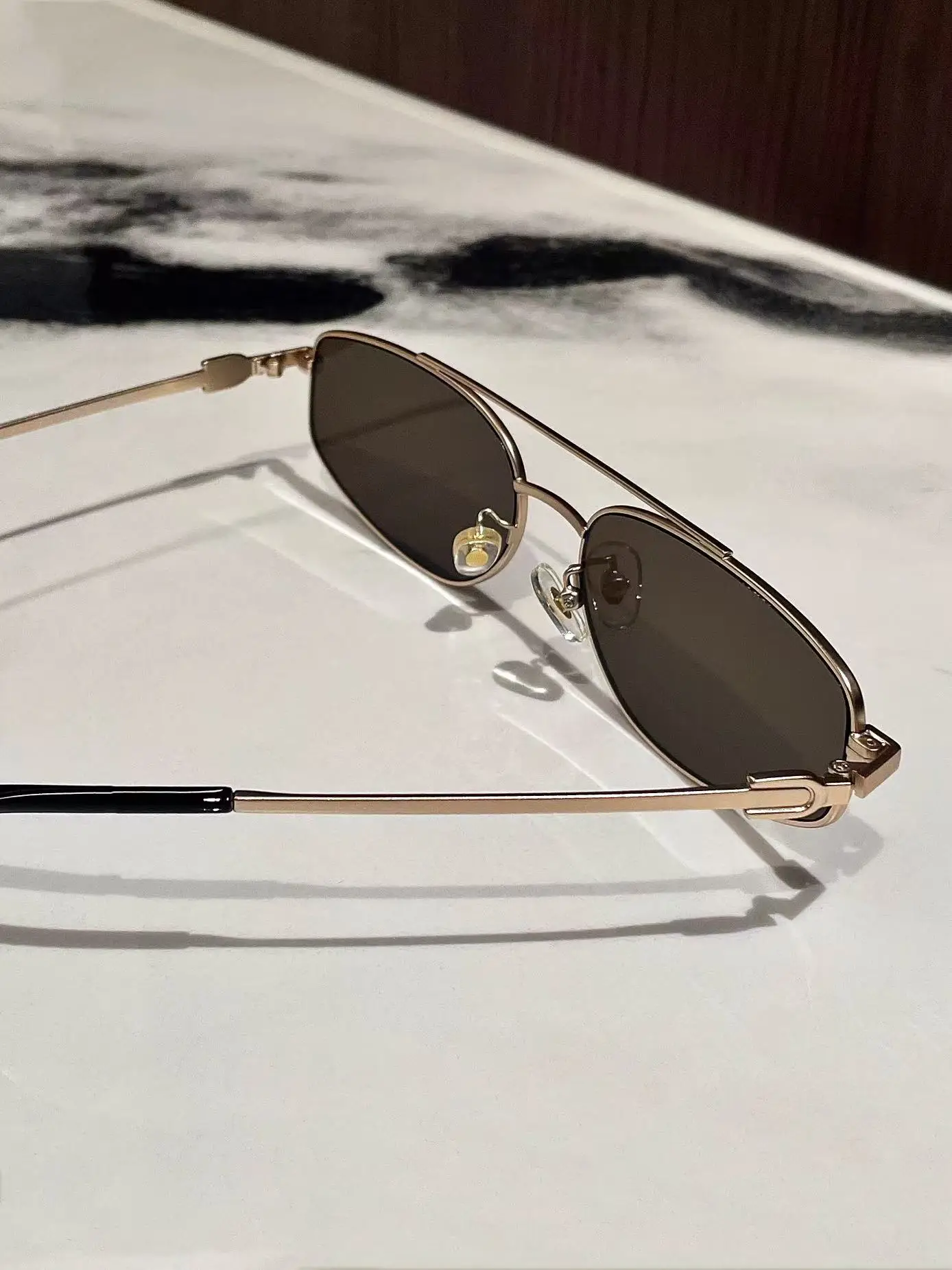 新しいスタイルのメガネ ファッションデザイナー 女性 男性 サングラス メタル ブラウン ゴールドリム オーバル 人気サングラス ユニセックス チャームメガネ