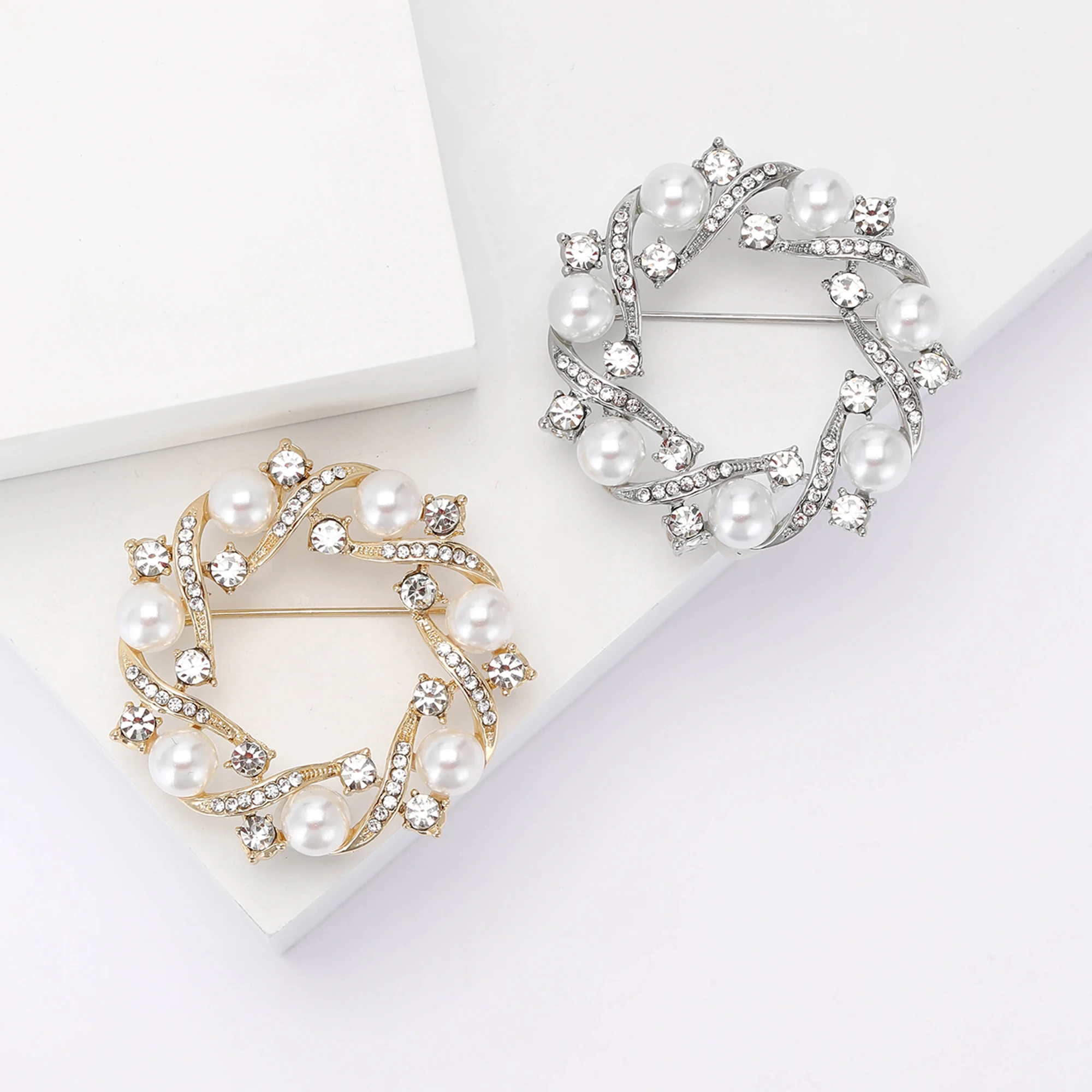 Luxury Pearl Wreath Brooches for Women Unisex Plant Pins 2-color Available Office Party Accessories Gifts