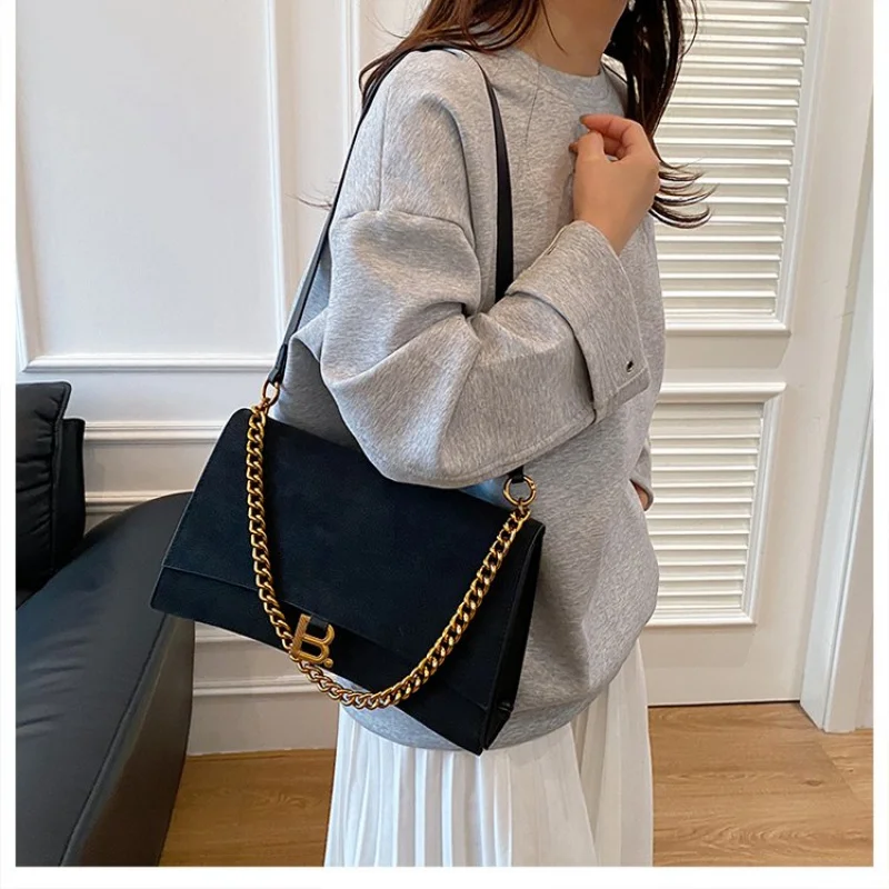 

Ladies Messenger Bag Made Of Nubuck Leather Boasting Compact Casual Vilnius Neat Spacious Soft Daily Style​