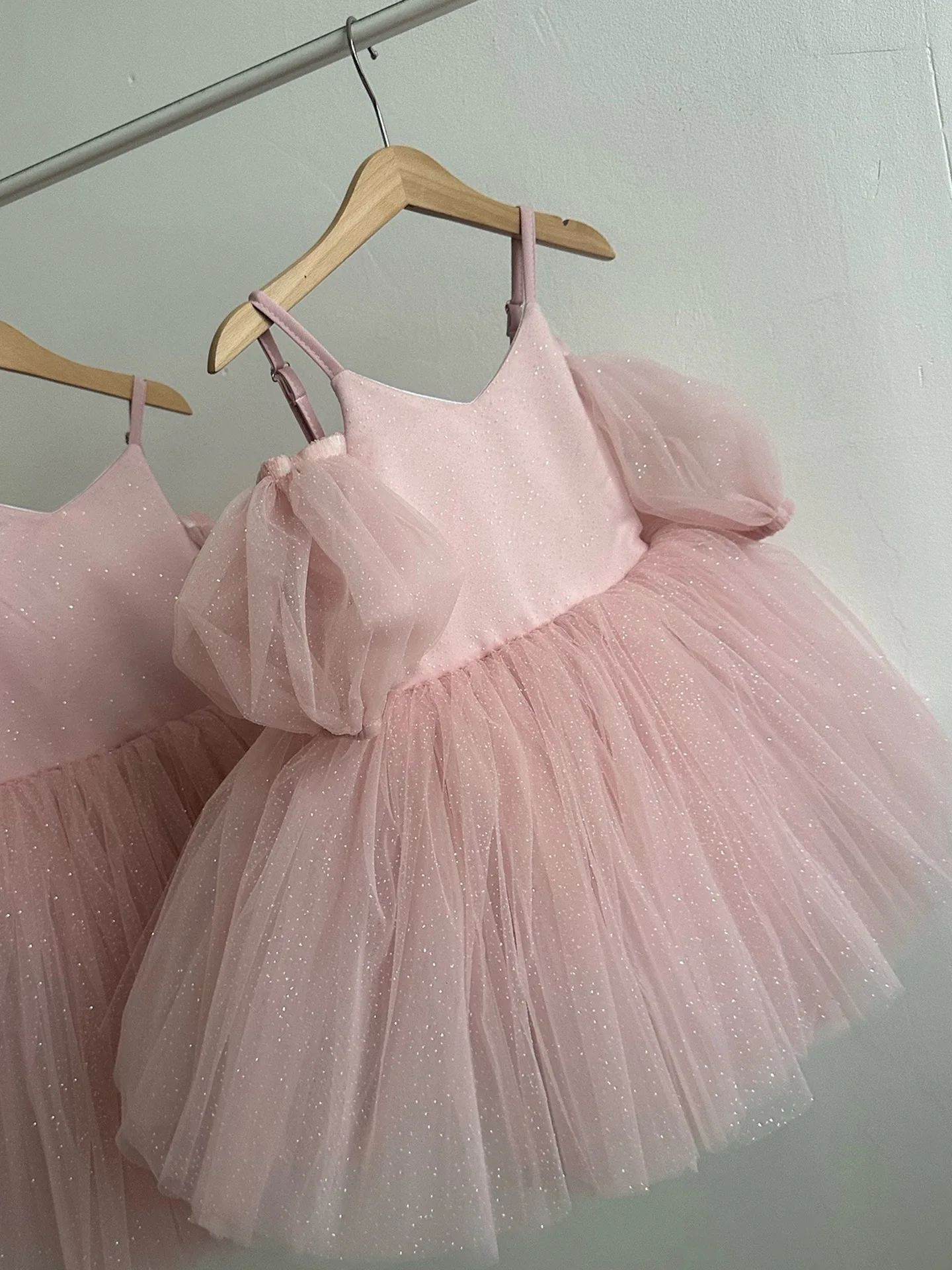 HETISO Sparkly Tulle Flower Girl Dresses Sleeveless Kids First Communion Wedding Birthday Princess Ball Gown 1-12 Years