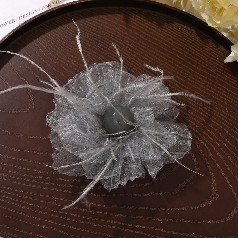 دبابيس على شكل زهرة من الريش مصنوعة يدويًا للنساء دبابيس طية صدر السترة على الموضة إكسسوار أنيق لحفلات الزفاف مجوهرات عصرية من القماش #6