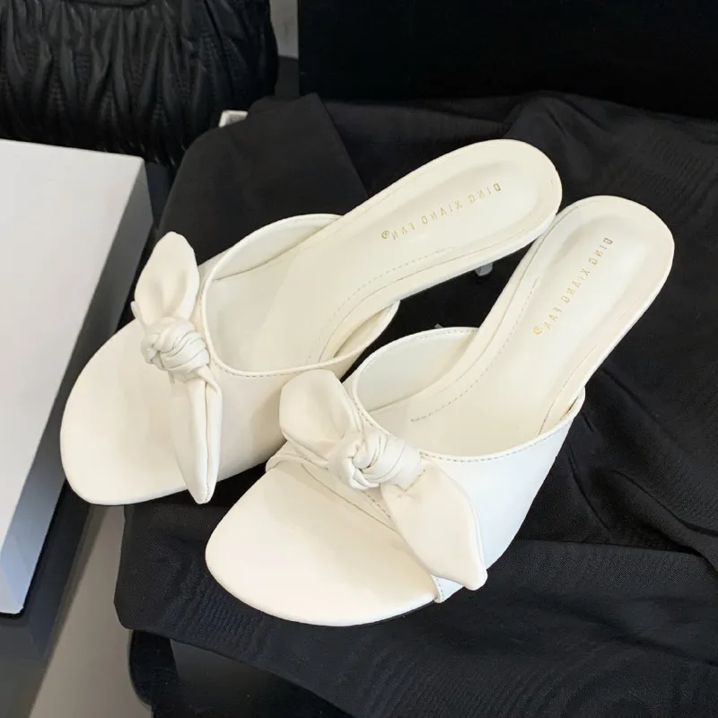 

Брендовые дизайнерские женские тапочки на тонком высоком каблуке, летние пикантные сандалии с круглым носком и бантом, женские роскошные атласные сандалии на каблуке для вечеринок