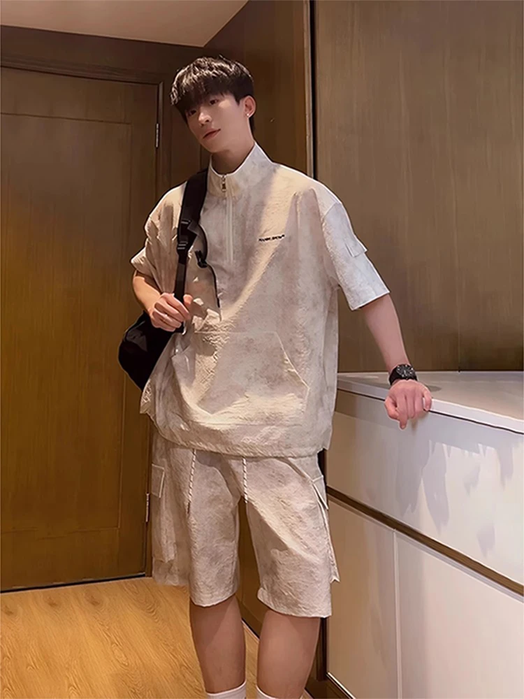 

Американский летний повседневный спортивный комплект из окрашенного полиэстера с шортами на молнии и футболкой с коротким рукавом, обеспечивающий максимальный комфорт