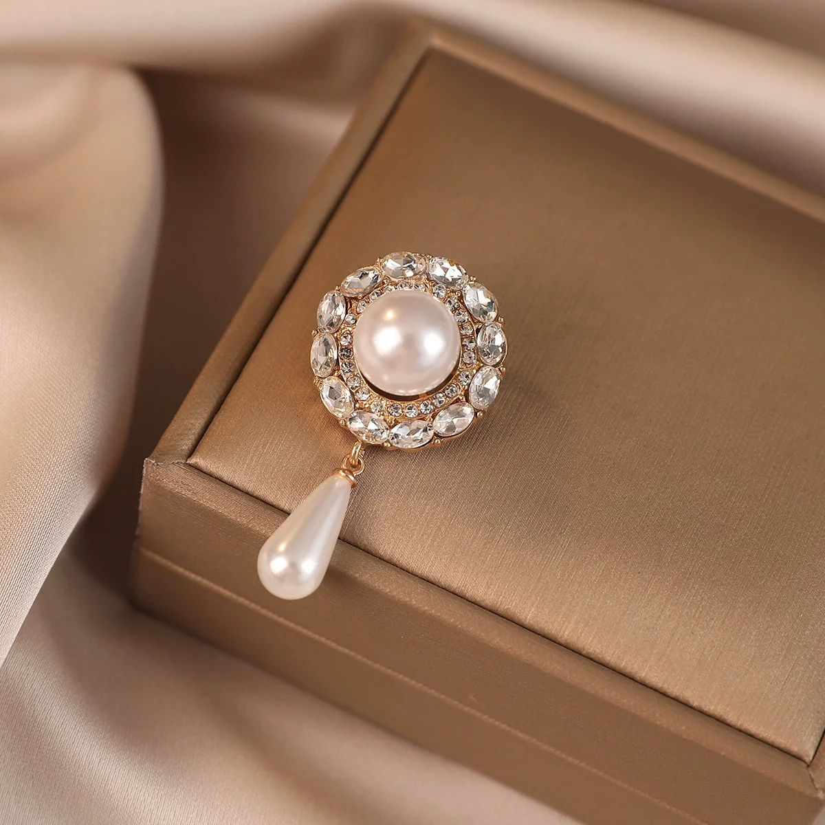 Cambridge Earl's Lady Vintage Pearl Brooch Light Luxury Niche Design Sensibility Cross Body Pin Accessory High End Women's Brooc