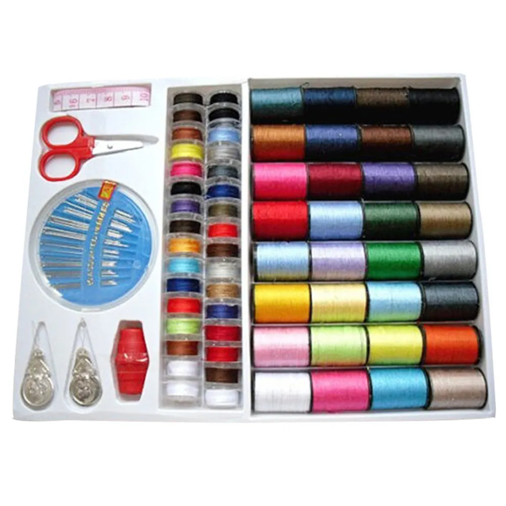 

Набор для шитья премиум-класса из 64 предметов: 32 катушки с нитками, 32 металлические шпульки, иглы, ножницы, сантиметровая лента, наперстки, нитевдеватель для одежды