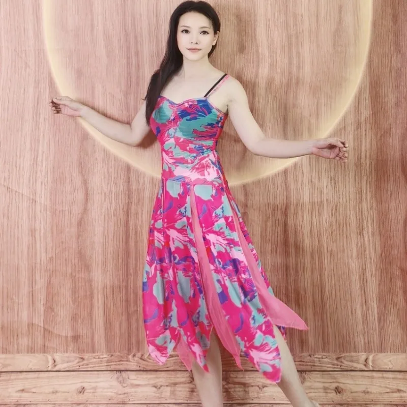 Maßgeschneiderte Swegal-Bauchtanzkostüme, orientalisches Tanzkleid, eleganter und dynamischer Trägerrock