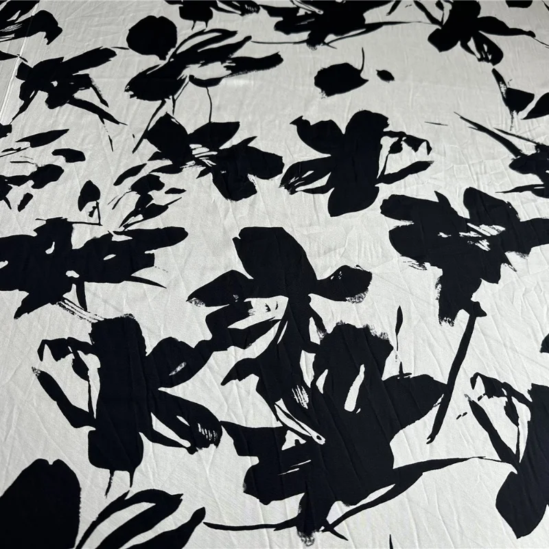 

1 метр, 100% шелк шелковицы, креповая шелковая ткань 16 мамме, большая черная ткань с цветочным принтом, ширина 136 см, 53,5 дюйма, по дворам, JN257