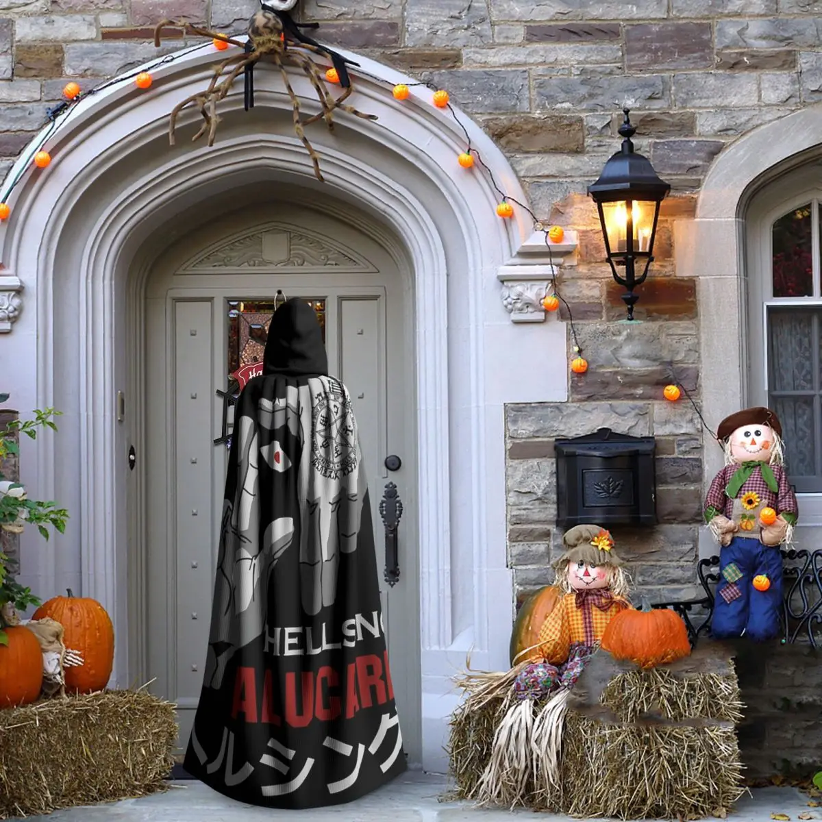 เสื้อคลุมยาวมีฮู้ดลายการ์ตูนอัลคาร์ด เฮลซิ่ง ชุดแม่มดยุคกลาง คอสเพลย์ เสื้อคลุมฮาโลวีน สำหรับผู้ใหญ่ แบบ unisex