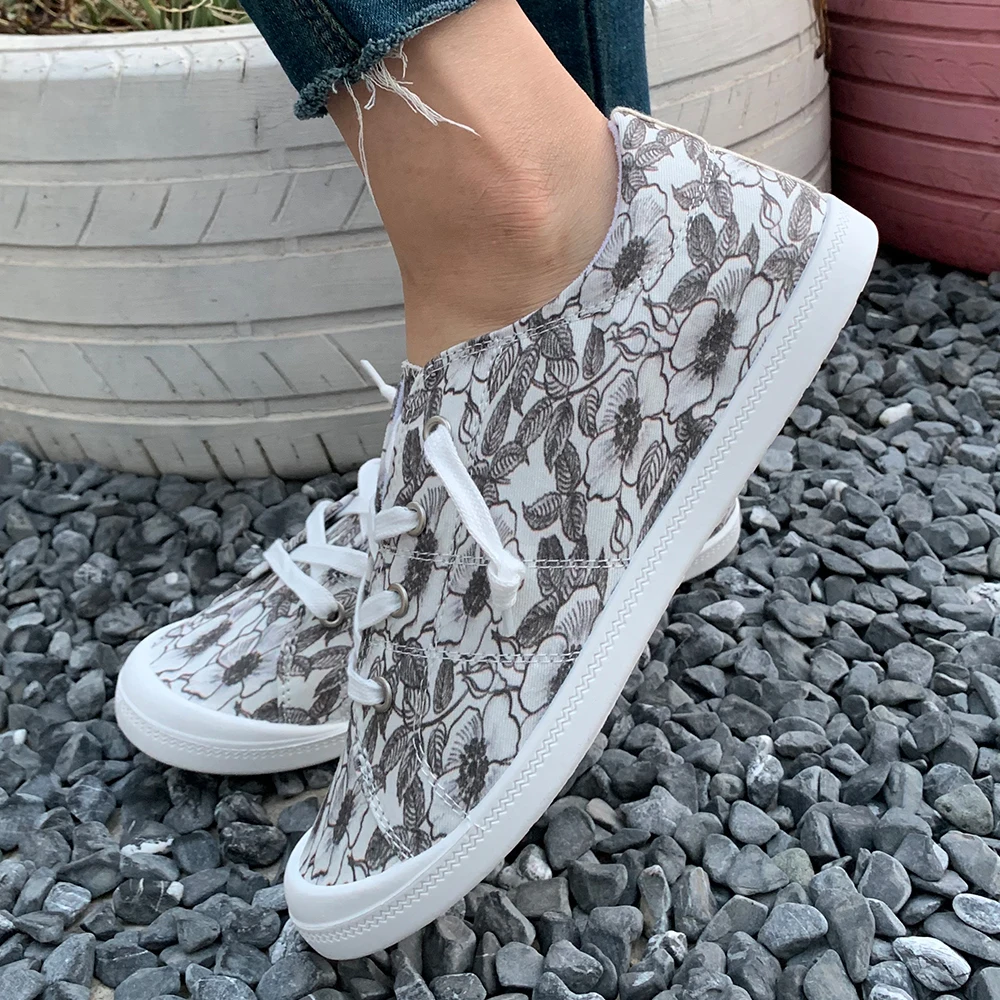 زوج من الأحذية الرياضية النسائية غير الرسمية في الهواء الطلق، أحذية المشي لمسافات طويلة، أحذية الجري، ربيع جديد 2026 موضة الأزهار هدية العيد أحذية نسائية لموسم السفر