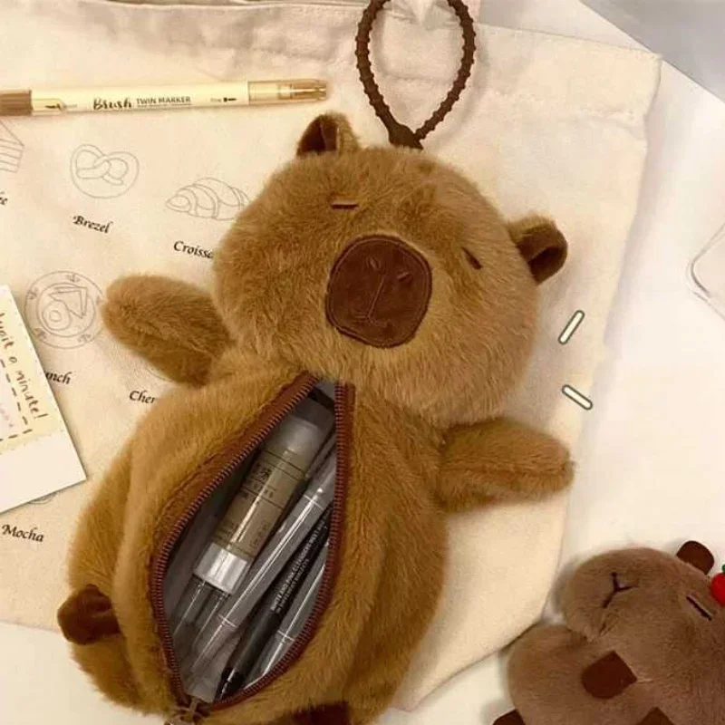 Estuche para lápices de capibara peludo, estuche para lápices de capibara de Anime con animales de dibujos animados Kawaii, bolsa de almacenamiento de papelería de gran capacidad, 1 unidad