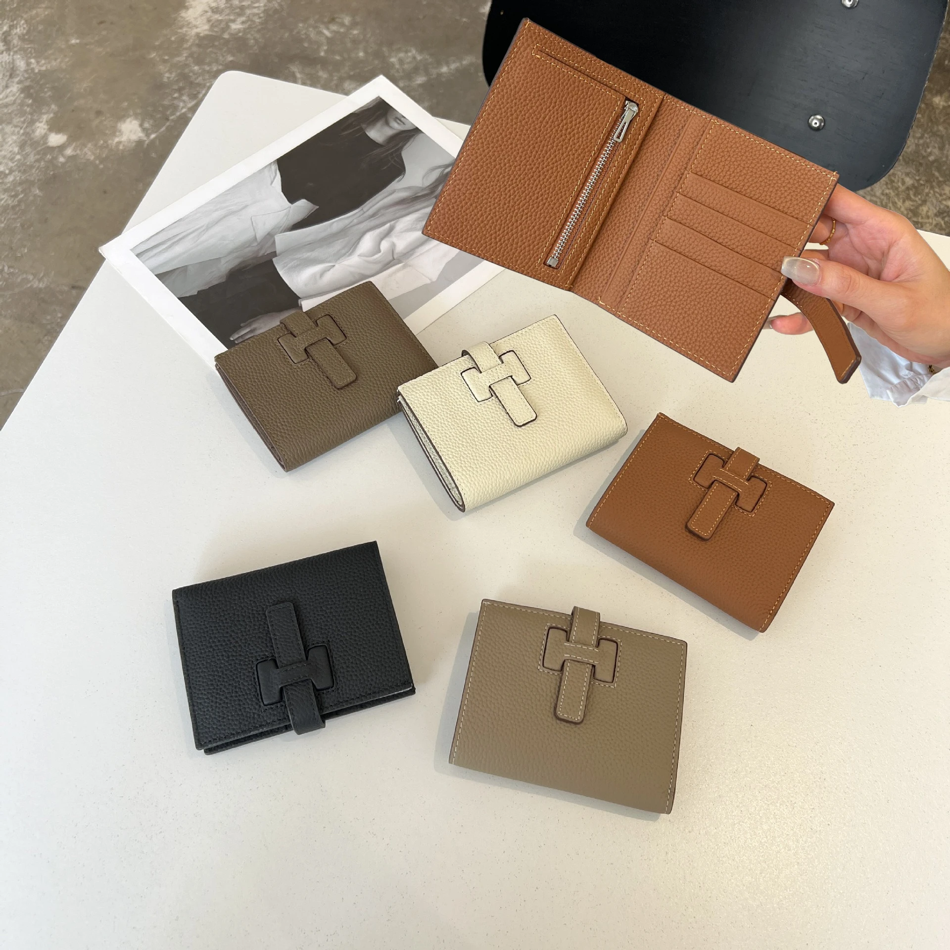 

Новый компактный кошелек H Passant, короткий кошелек из натуральной кожи с H-образной пряжкой и шнурком, держатель для карт для женщин, подарочная сверхлегкая сумка для хранения