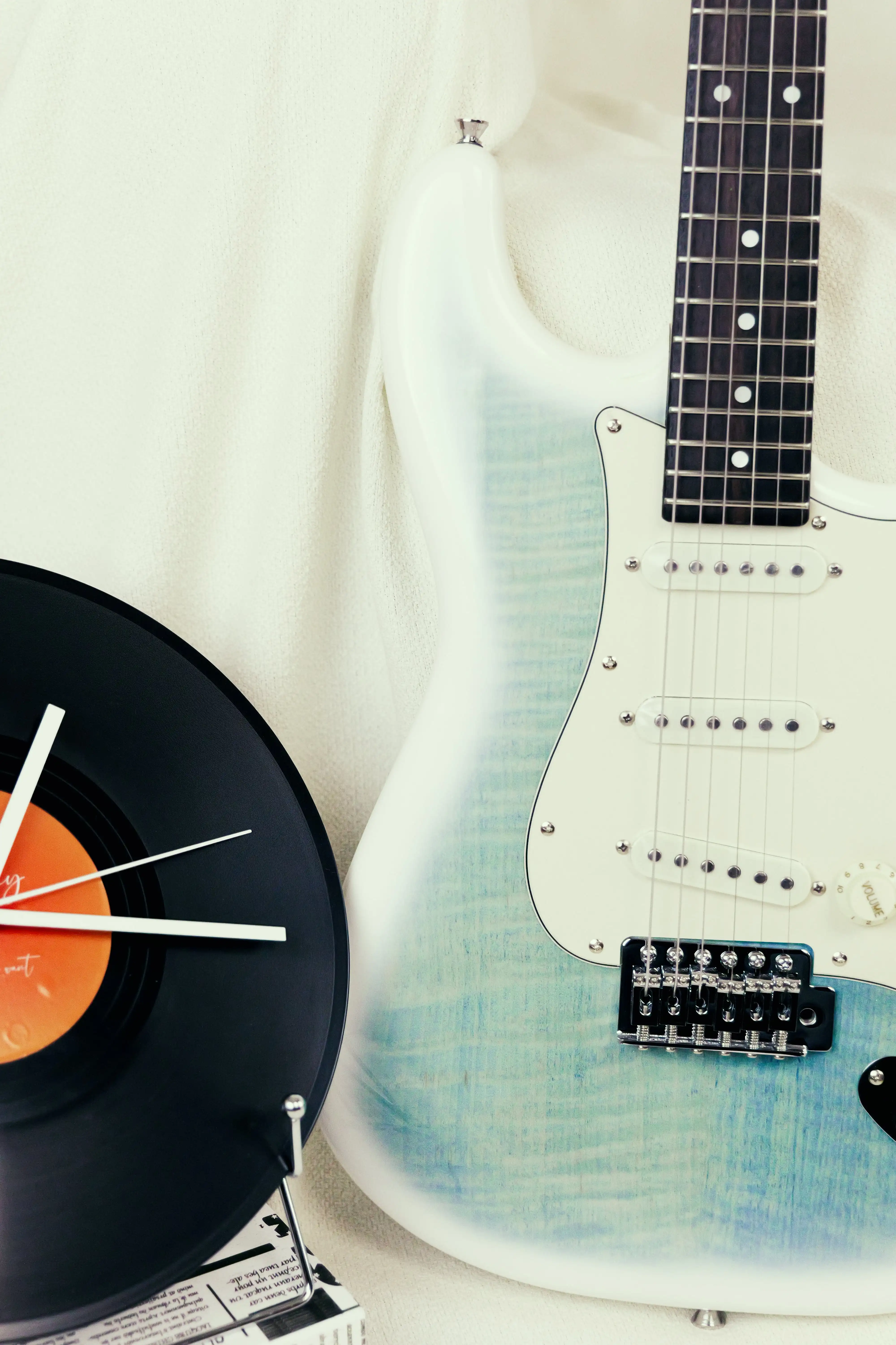 Inexpensive Entry Level Electronic Guitar with Maple Back/Side Fashionable Design