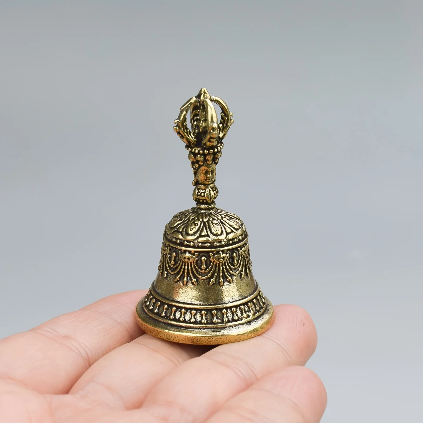 

A carved rattle brass bell Christmas bell with handle, healing brass handbell, brass bell ornament, crisp bell, holiday decorative metal bell ornament, suitable for healing class soothing bells, carved antique style bell crafts, can be used for churches