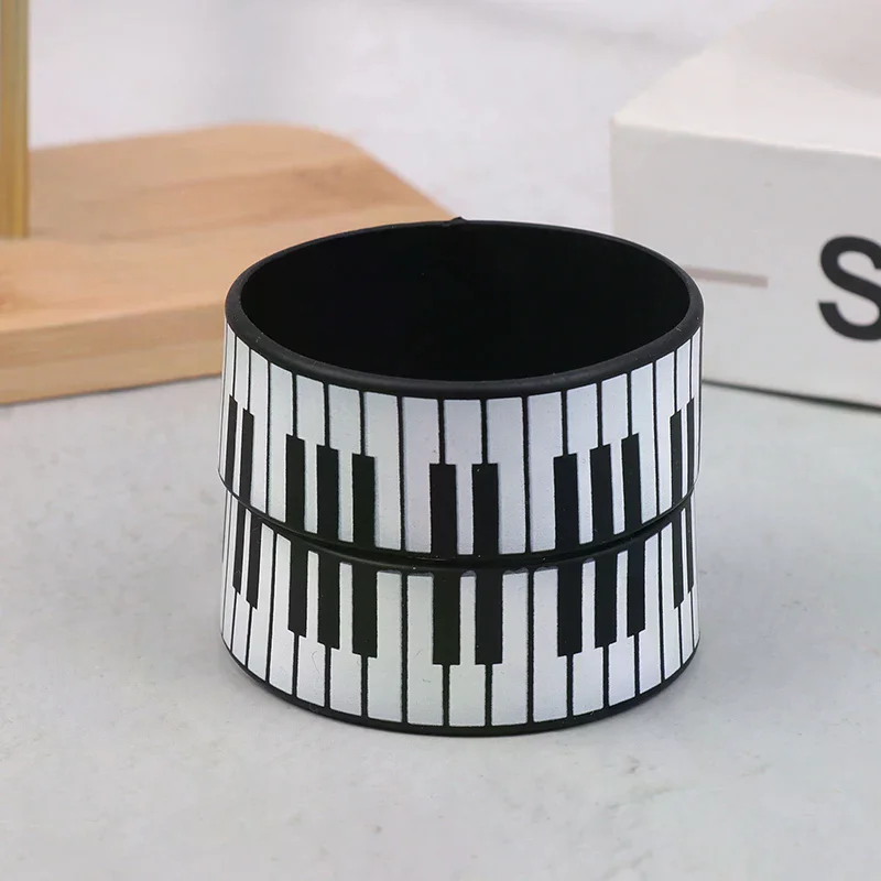 

1 шт. модные силиконовые браслеты с клавиатурой фортепиано, идеально подходящие для любителей музыки и фестивалей, подходят для всех сезонов