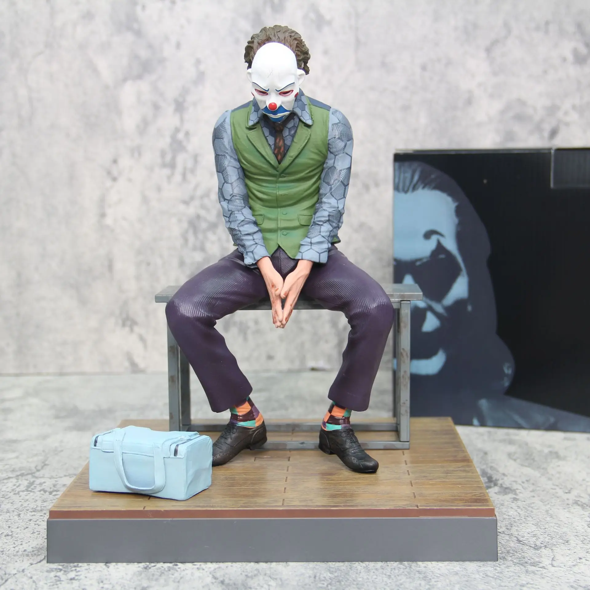 DC Comics Suicide Squad Joker Heath Ledger Sitting Pose Collectible Modeling Tool, 20cm Handmade Figurine Statue in Colorful Box