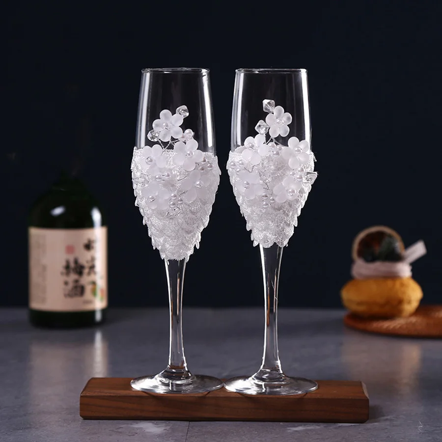 A pair of wedding champagne glasses, creative pearl decoration with white flower wine glasses, wedding season supplies