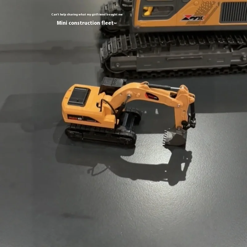 مجموعة سيارات هندسية معدنية تعمل بالتحكم عن بعد 1:64 - رافعة شوكية لحفارة شاحنة التعدين شديدة التحمل على سطح الطاولة