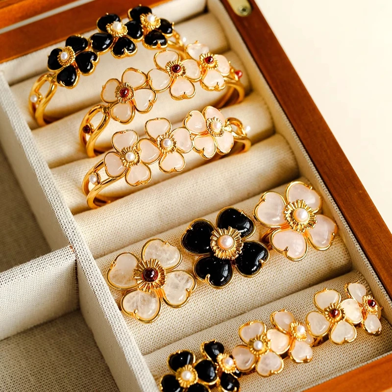 2026 Europe America Classic Natural Stone Crystal Clover Luxury Bracelet Ring Top Quality Fine Jewelry Trend