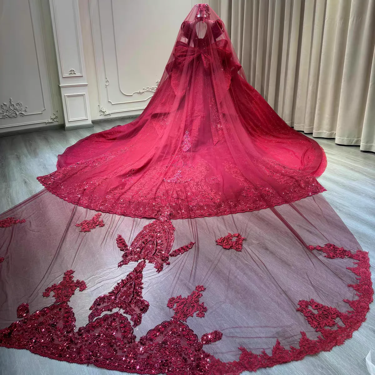 Tome fotografías y inspeccionar la mercancía antes del envío, incluida el vestido de novia rojo con una cola grande y un vestido de noche festivo.