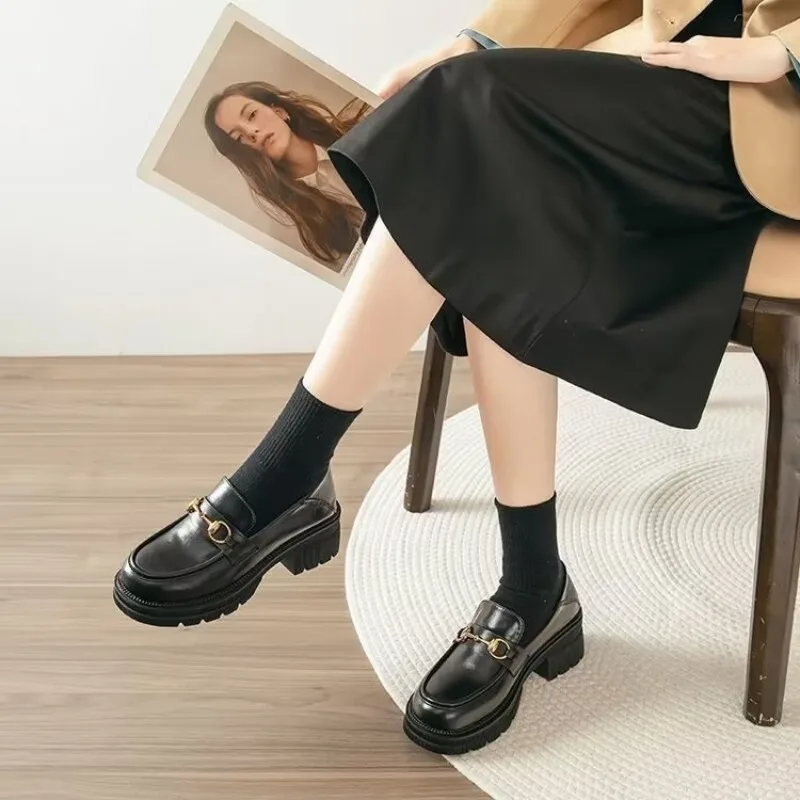 

Женские лоферы без шнуровки в британском стиле, осень 2021, удобные повседневные офисные повседневные прогулочные кроссовки на платформе с металлической пряжкой и металлической пряжкой