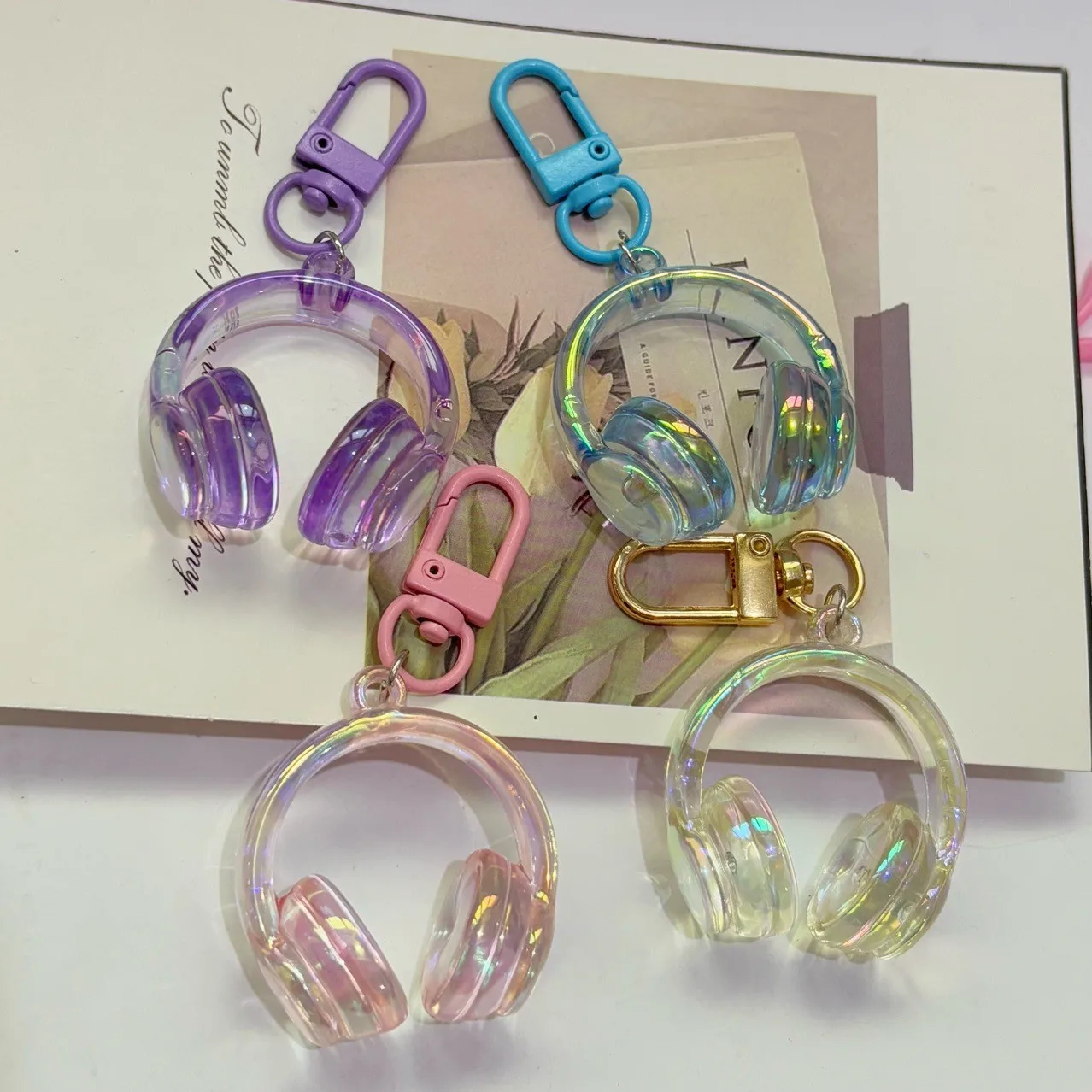 Niedlicher kreativer 3D-Kopfhörer-Anhänger-Schlüsselanhänger für Frauen, süßer Acryl-bunter Schlüsselanhänger, Rucksack, hängende Dekoration, Zubehör – Detail 5