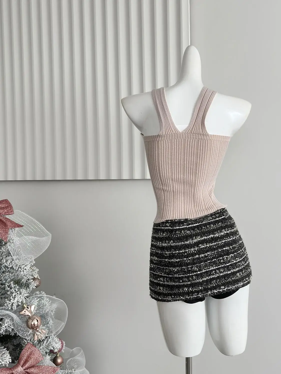 ピンク色のニットセーター レディース ベースレイヤー トップス ネックハンギング スリムフィット ピュアデザイア 肩出し 春 2025