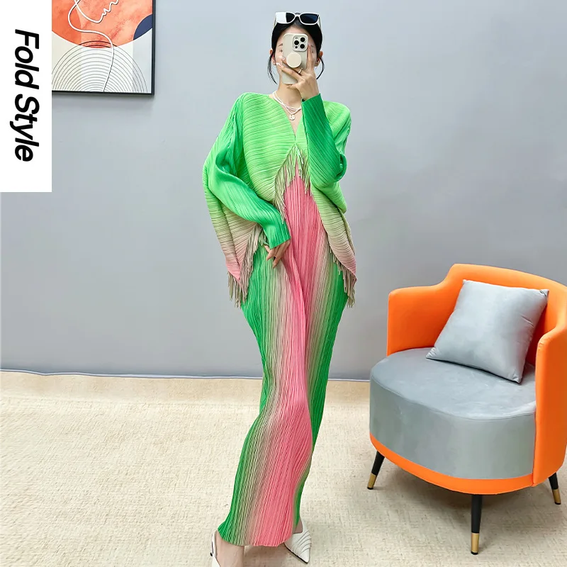 

Three Mansion Dresses for Women's Fall 2023 New High End and Unique V-neck Gradient Fringe Wrinkle Style Long Dress