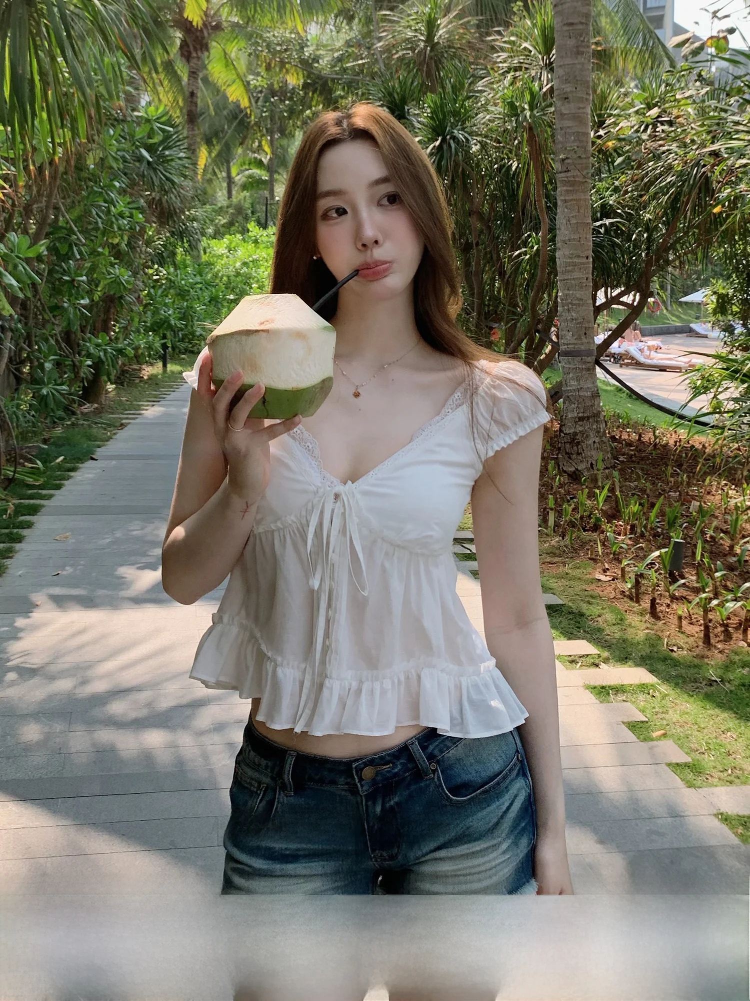 

Sweet V-Neck Lace Trim Short Sleeve Shirt Girl's Summer La Lune Du Ciel Brand Straight Cut Bubble Sleeve Ruffle Detail