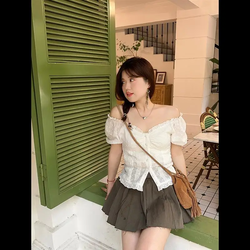 

Нежный кружевной топ с вырезами и коротким рукавом для полных женщин, повседневная летняя белая блузка с деревянной застежкой на талии для стройнящего эффекта