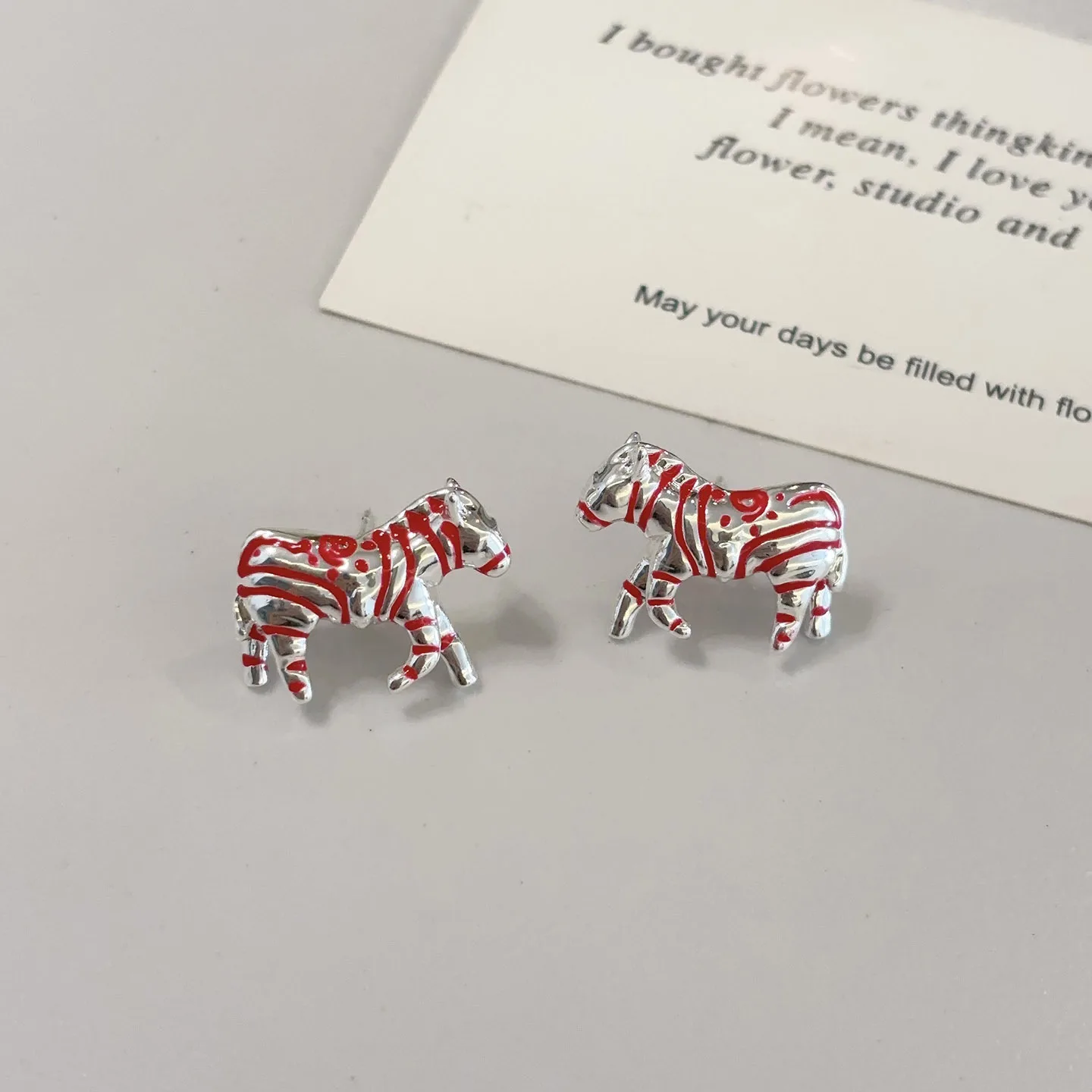 

Уникальные дизайнерские серьги-гвоздики «Зебра» для женщин, эмалевые разноцветные серьги с полосатым животным принтом, персонализированные и забавные универсальные серьги