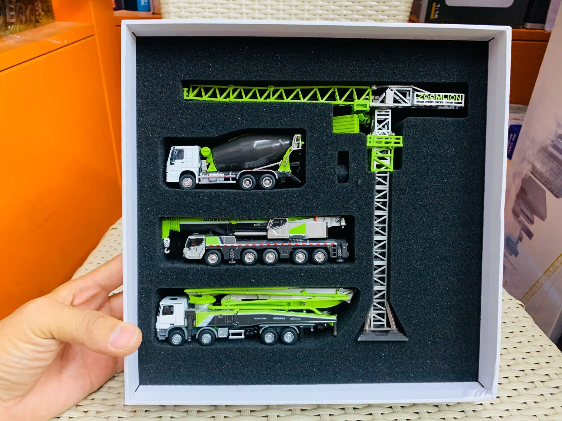 Zoomlion Products' Model 4 Set Mixer Truck+Crane+Hanging Tower+Pump Truck 1/100