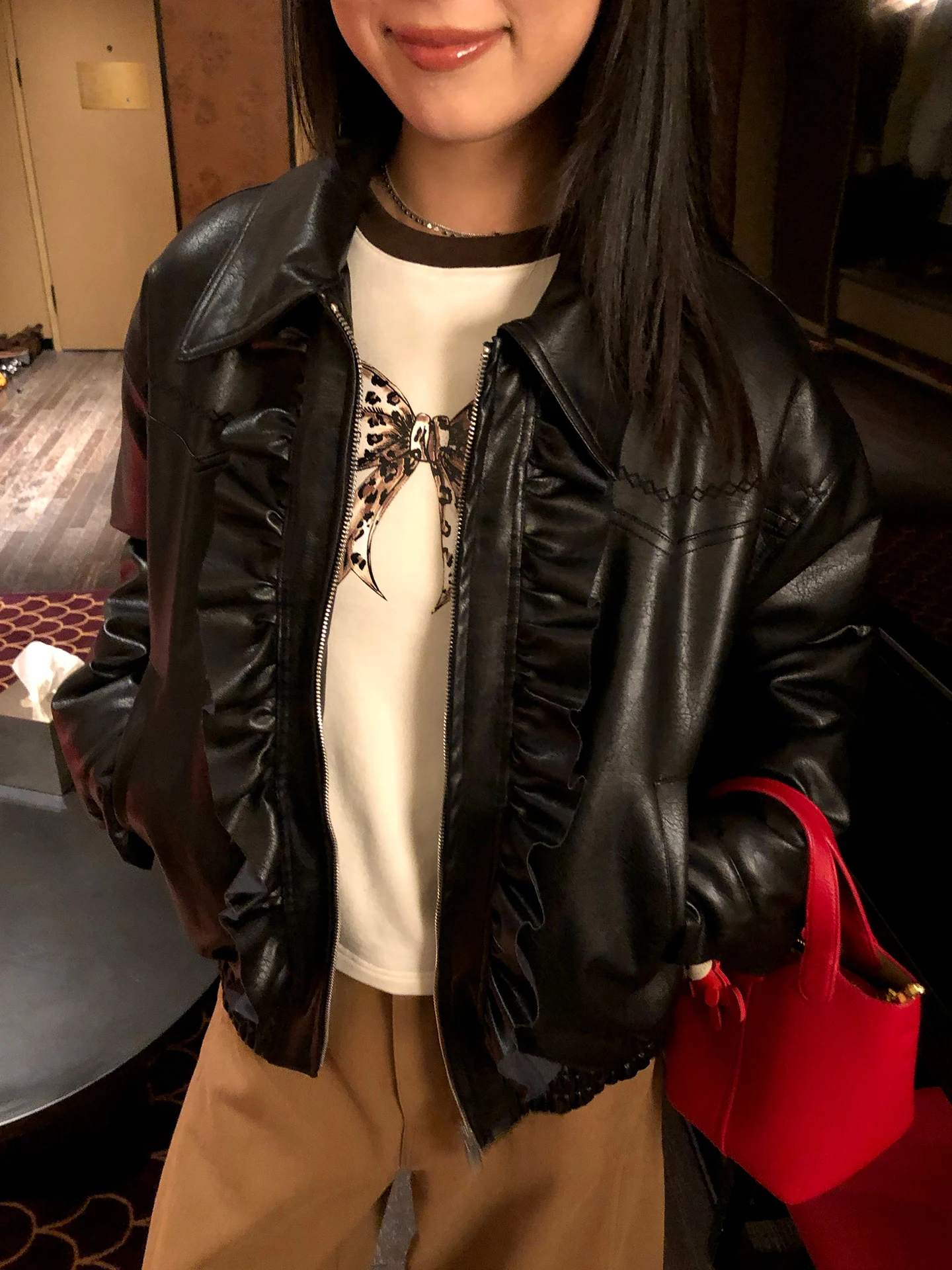 جاكيت دراجات نارية نسائي جديد 2025 من الجلد الصناعي بتصميم فضفاض وعصري مع بطانة قطنية دافئة وتفاصيل خشبية